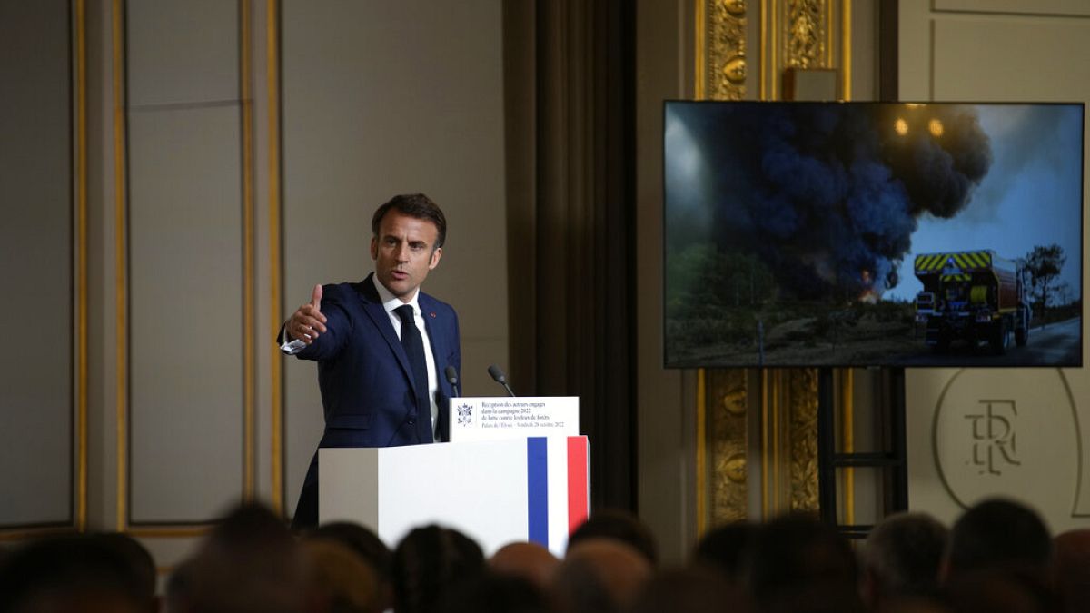 Paris'te bir binanın çatısında yangın çıktı, iki patlama sesi duyuldu