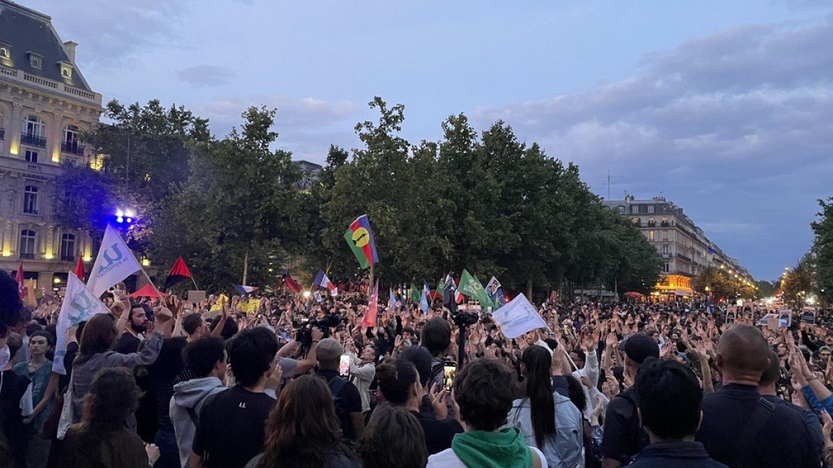 Fransa'da erken genel seçimlerin ilk tur sonuçları sol seçmeni şok etti