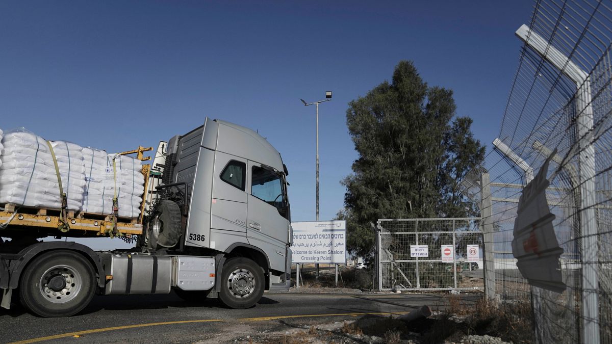 Video. İsrail'in izni sonrası ilk yardım kamyonları Gazze'ye girdi