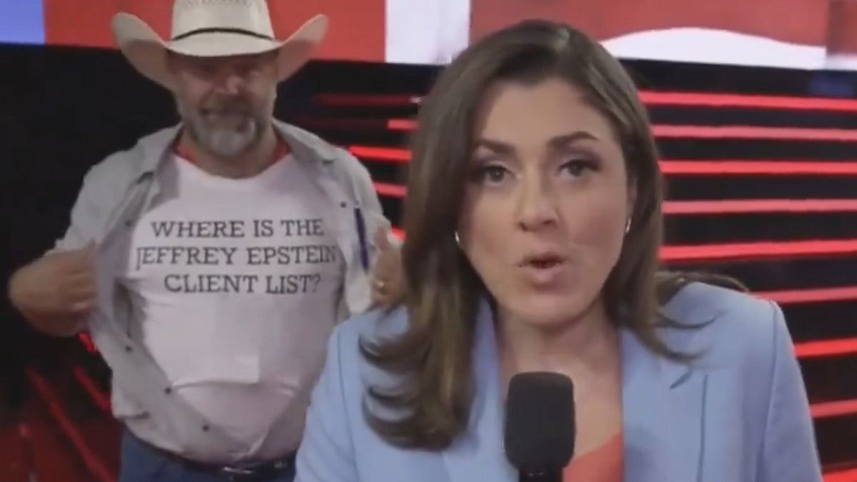 CNN'in canlı yayınında "Jeffrey Epstein'ın Müşteri Listesi Nerede" protestosu