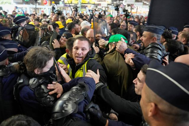2024-02-24T134248Z_958505661_RC2096AKYFMU_RTRMADP_3_AVRUPA-ÇİFTÇİLER-FRANSA-MACRON