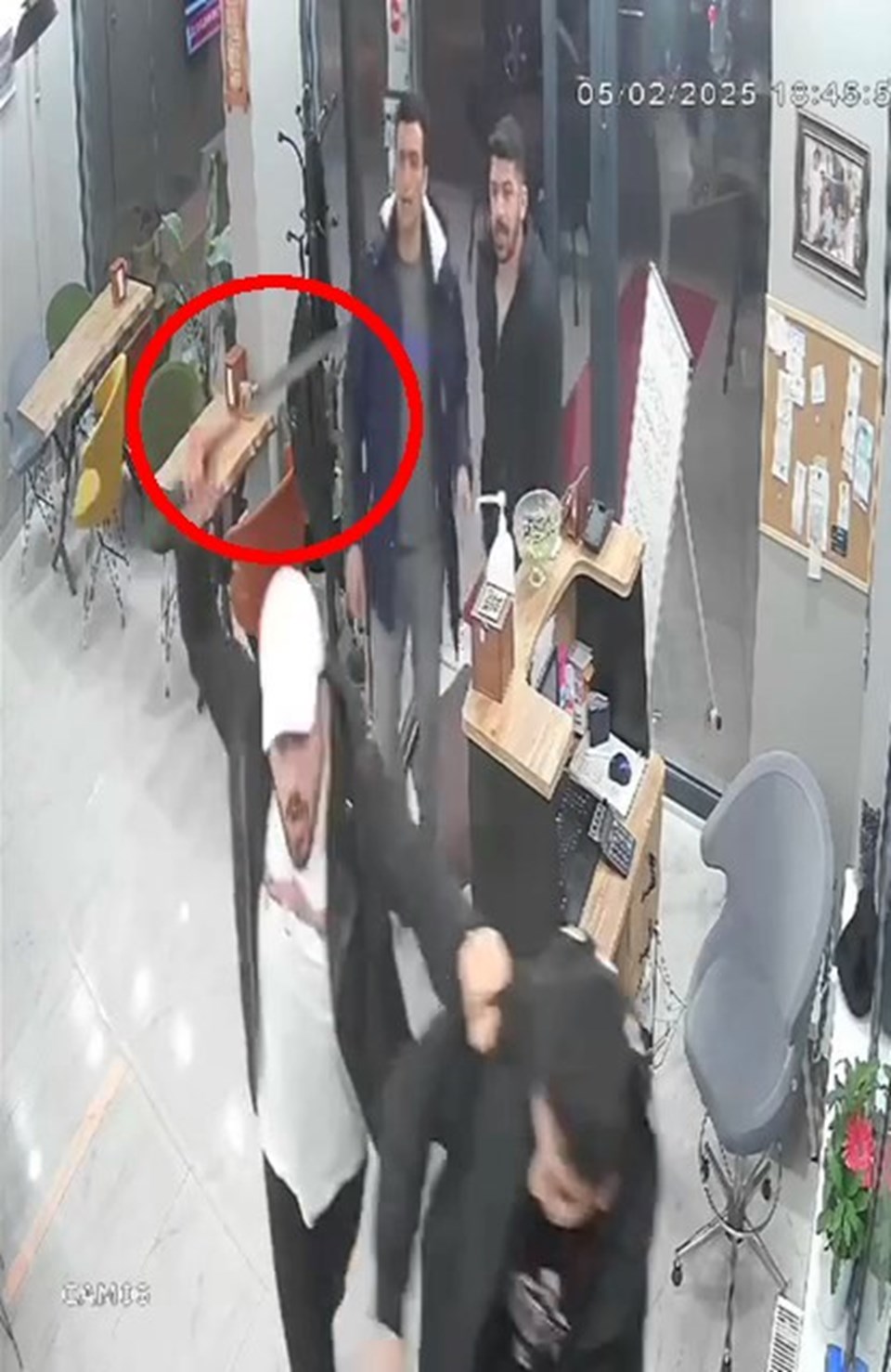 İşyerine bir pala ve silahla bastırdılar: Tüccarlar tarafından kaçarken dövüldüler - 2