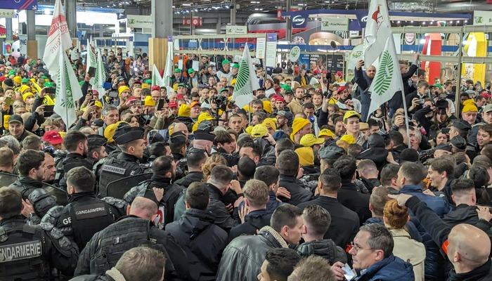Çiftçilerden Fransa Cumhurbaşkanı Macron'a büyük tepki!  Durum savaş alanına döndü... "Macron istifa etsin!"