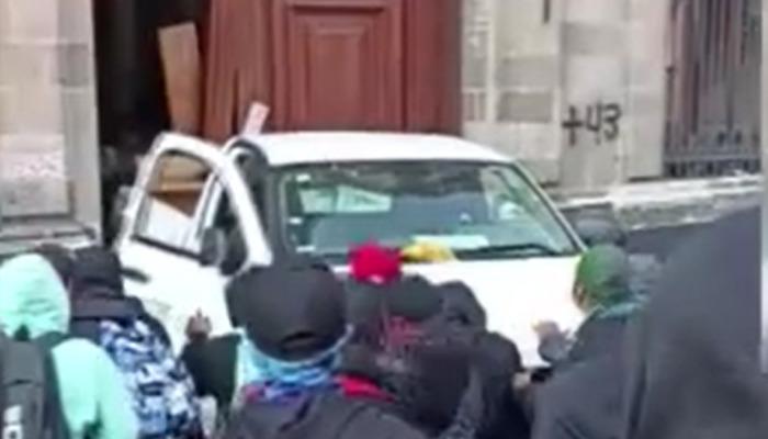 Cumhurbaşkanı basın toplantısı yaparken yaşandı!  Meksika'da protestocular bir arabayı Başkanlık Sarayı'na çarptı
