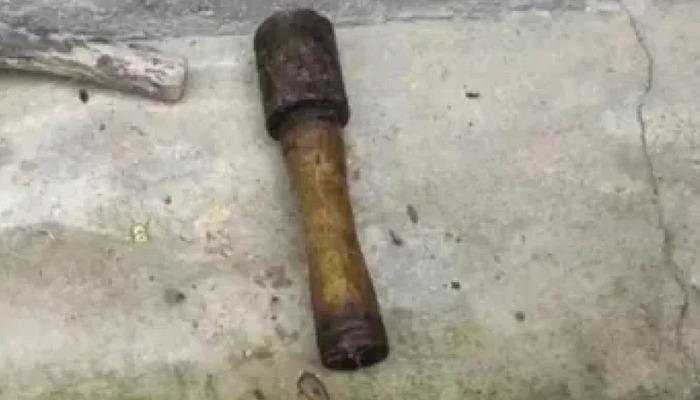 Tarlasında buldu: 20 yıl boyunca çekiç olarak kullandı!  O cismin el bombası olduğu ortaya çıktı...