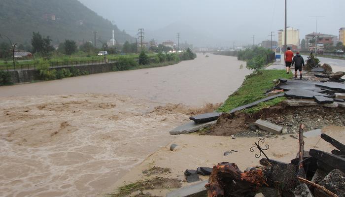Trabzon Araklı'da sel! Dereler taştı, otoyol ulaşıma kapatıldı