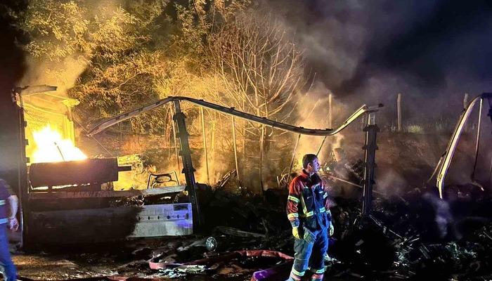 Uşak’ta tırın dorsesi alev alev yandı