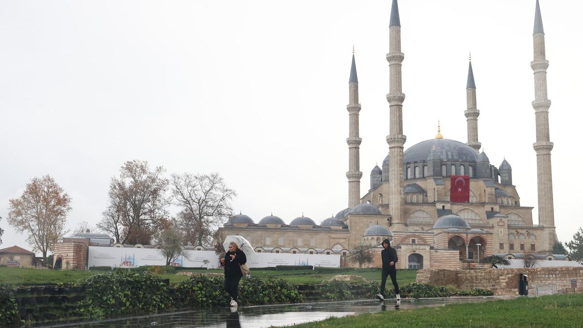 Edirne'de sağanak yağış: sabah saatlerinde başladı, hayatı olumsuz etkiledi