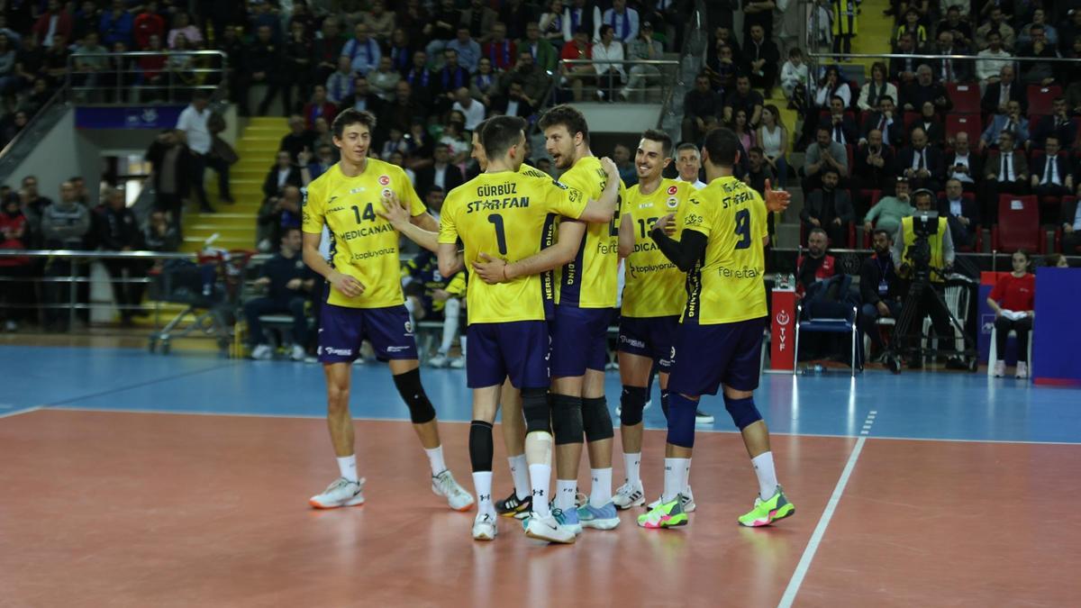 Erkek uçuş finalinde Fenerbahçe, Halkbank için bir set vermeden şampiyon oldu