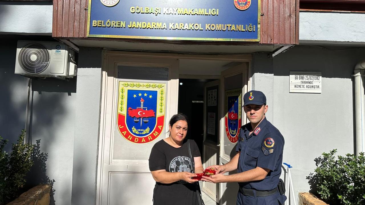 Yol kenarında bulunan altın dolu çanta sahibine teslim edildi
