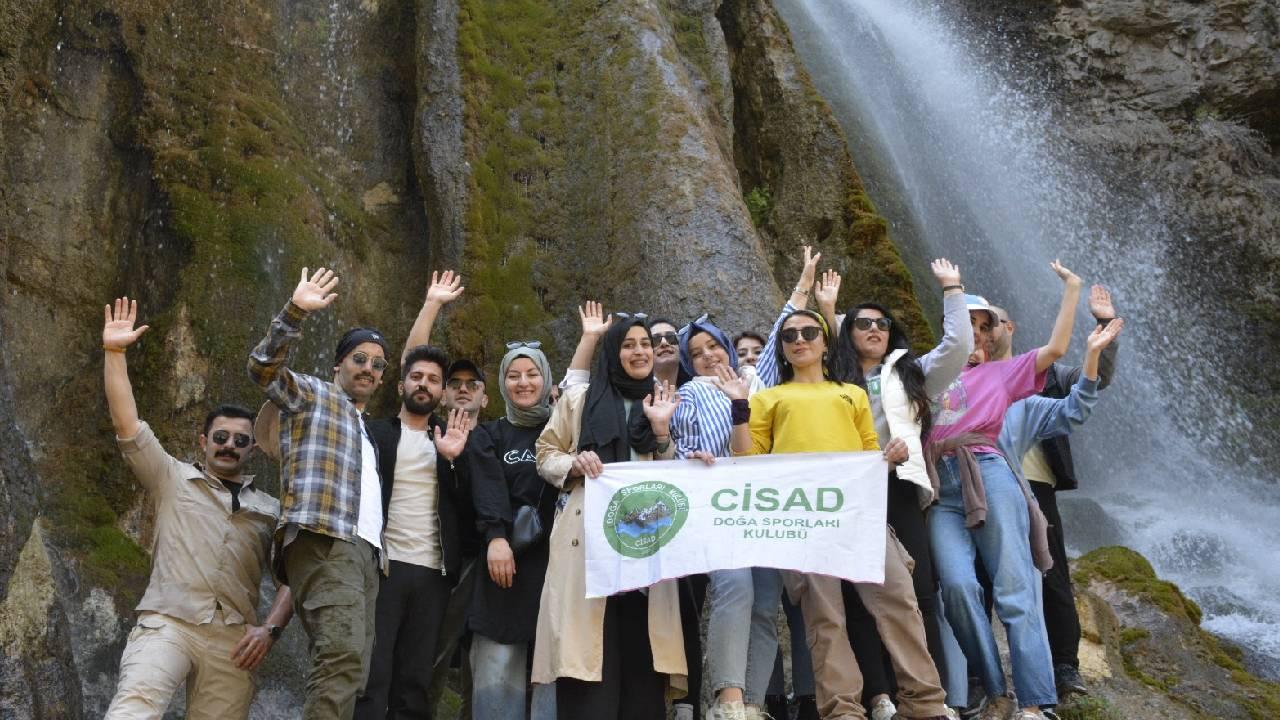 Hakkari'deki doğa tutkunları Ava Cevheri şelalesinin aktığı bölgeyi ziyaret etti