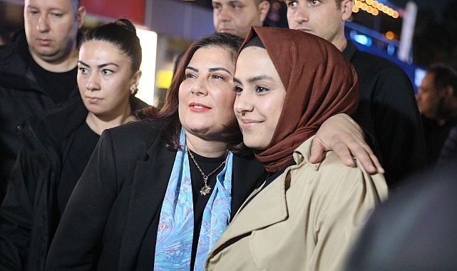 Aydın Büyükşehir Belediyesi'nin Aydın'ın çeşitli yerlerinde kurduğu iftar sofraları binlerce Aydınlıyı ağırlamaya ve ramazan ayının bereketini paylaşmaya devam ediyor - GÜNDEM
