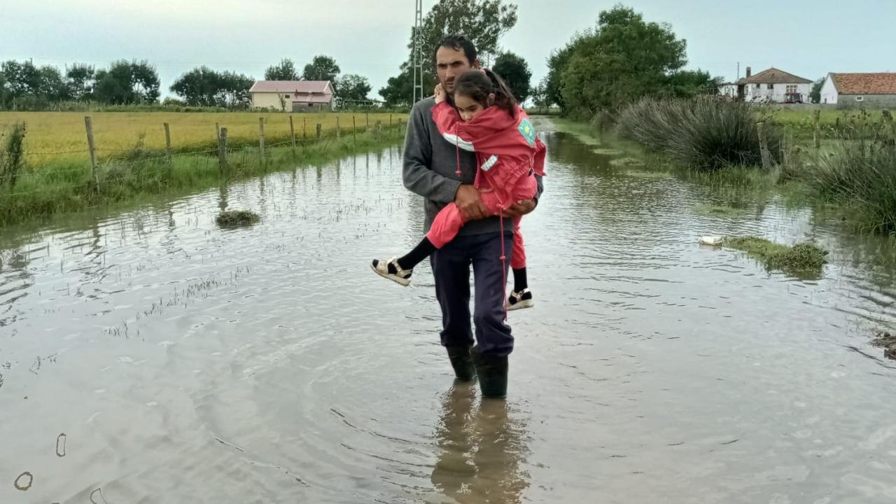 Bazı illerde şiddetli yağış nedeniyle mahsur kalan 37 kişi tahliye edildi