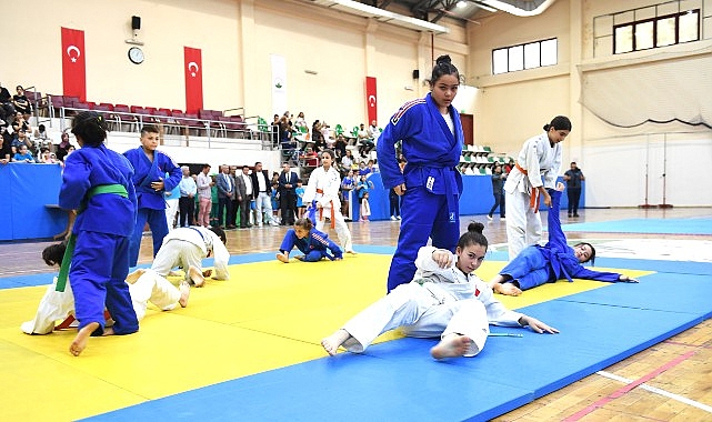Başkan Aydın genç judo ve tekvandoculara sertifikalarını takdim etti - SPORT