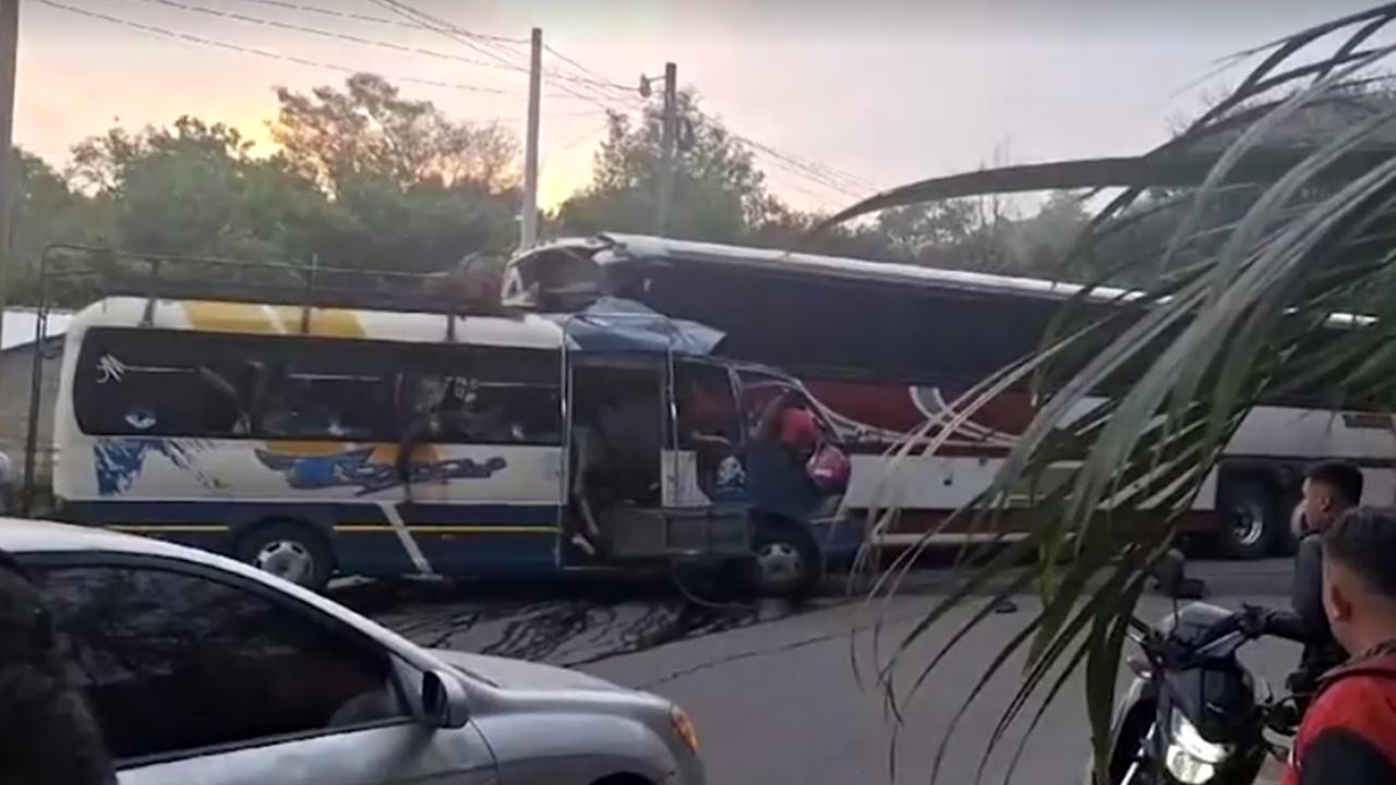 Honduras'ta iki otobüsün çarpışması sonucu meydana gelen kazada 19 kişi hayatını kaybetti.
