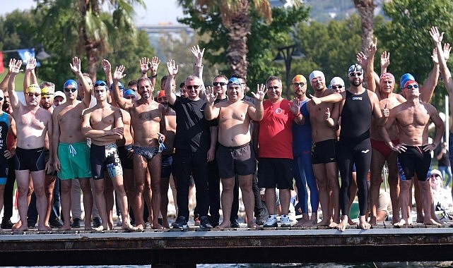 İzmit Körfezi'nde 'Büyük Zafer'in sevinci; Yüzücüler mavi sularda hedefi okşadı - SPOR