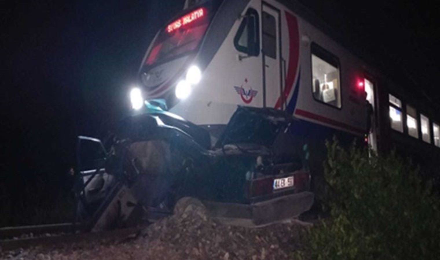Malatya'da tren hemzemin geçitte otomobile çarptı: 1 kişi öldü - Son Dakika Türkiye Haberleri