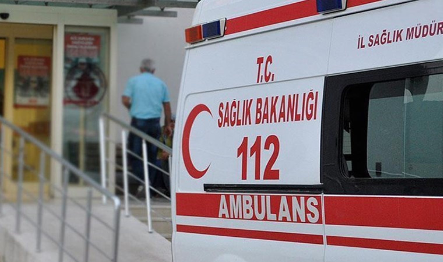 İkinci katın balkonundan düşerek hastaneye kaldırıldı - Son Dakika Türkiye Haberleri