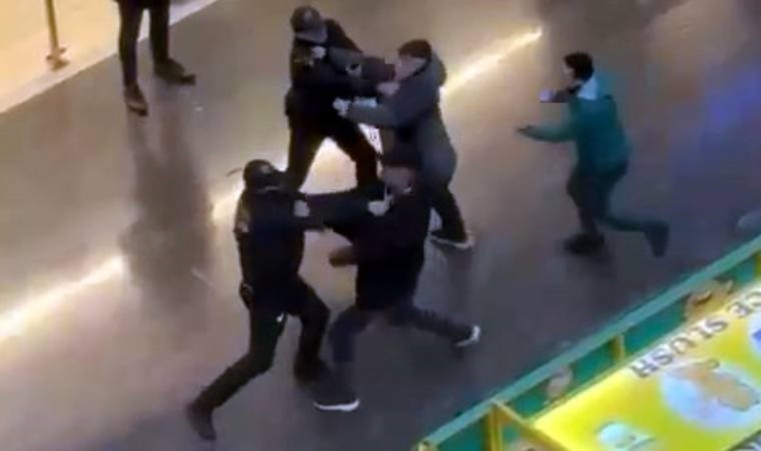 İstanbul'da AVM'de cop ve sandalyelerle kavga: Çatıştılar! - Türkiye'den son dakika haberleri
