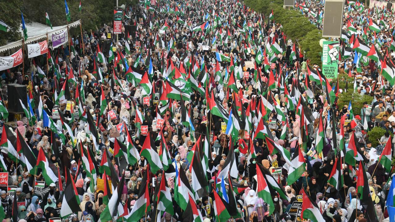 Pakistan'da on binlerce kişi Filistin'e destek için gösteri yaptı