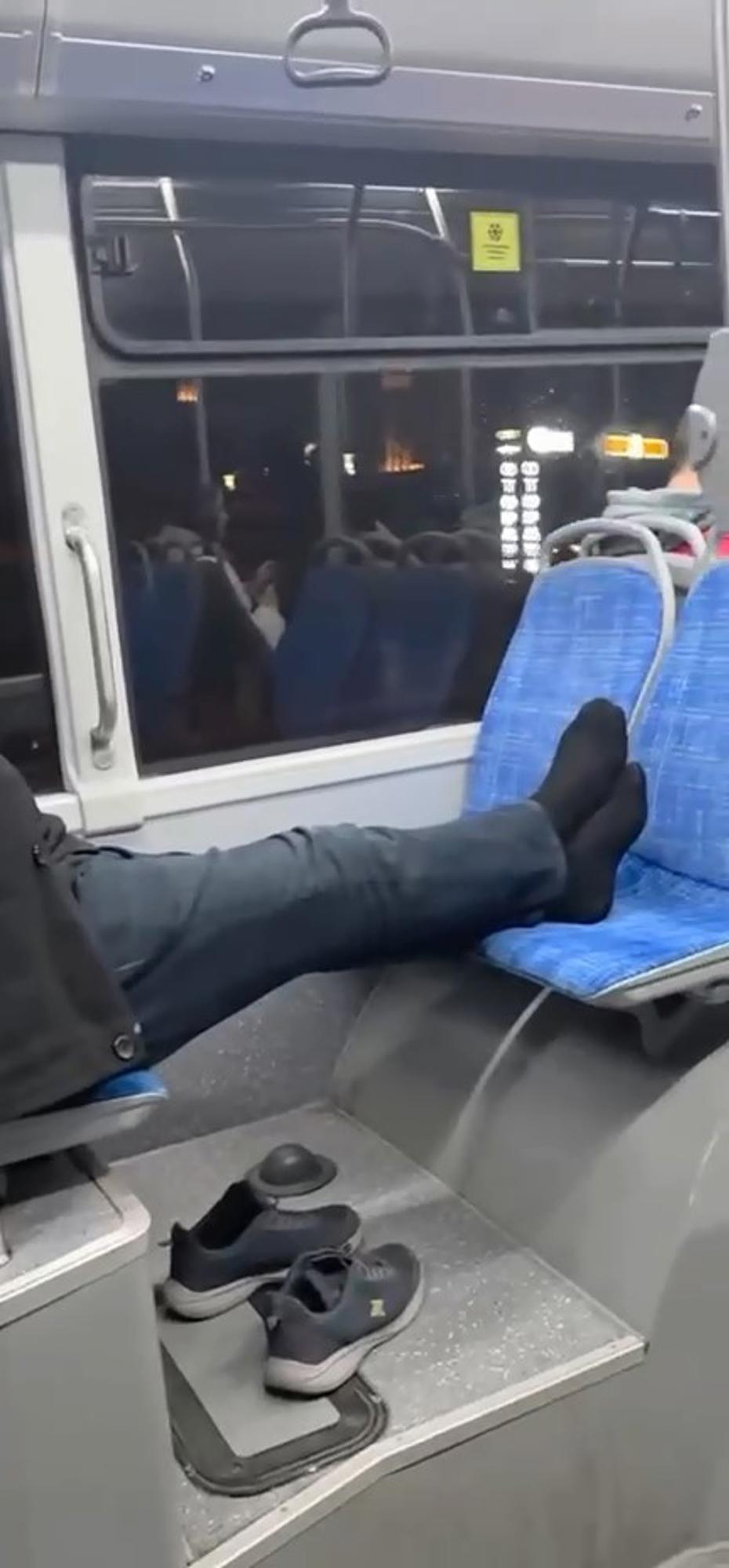 Otobüste Rahatlık Serbest! Ayakkabılarını Çıkarıp Koltuğuna Uzatan Yolcu Göz Kamaştırdı