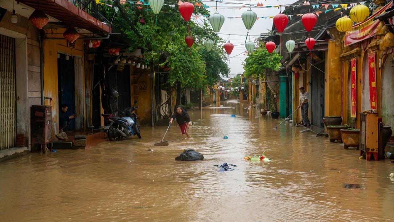 Vietnam'da şiddetli yağışların neden olduğu sellerde 55 kişi hayatını kaybetti