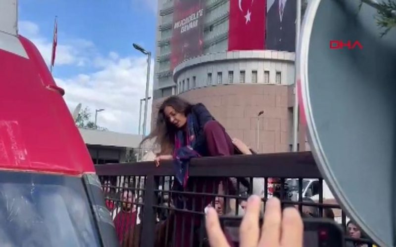 CHP Genel Merkezinde tahliye gerginliği: Milletvekili Genel Merkez'e korkuluklardan atlayarak girdi