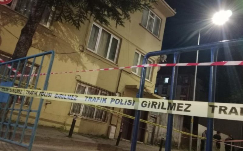 Temel kazısı yapılan sokakta, 3 katlı bina tahliye edildi