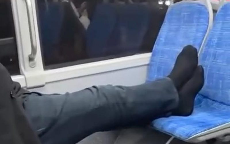Otobüste Rahatlık Serbest! Ayakkabılarını Çıkarıp Koltuğuna Uzatan Yolcu Göz Kamaştırdı